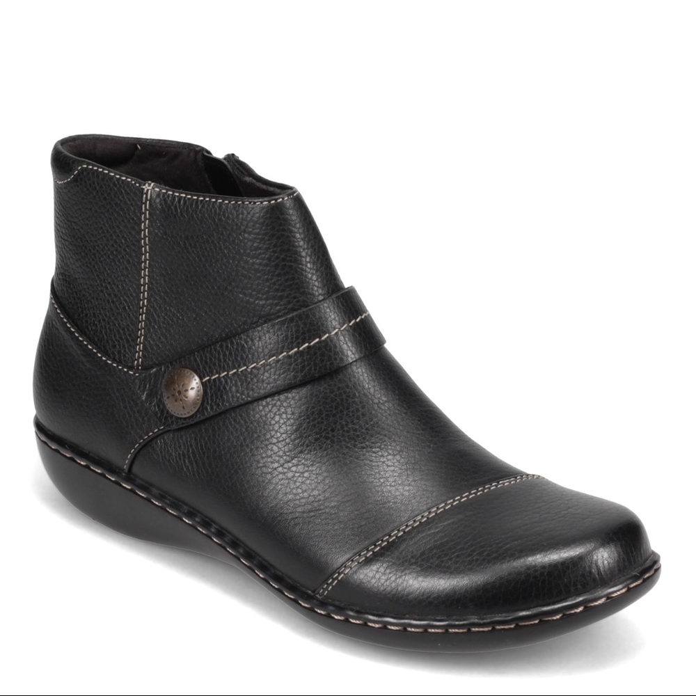 NEW!! Women’s Clarks Ashland Pine Black Ankle Boot Leather **MISMATES**